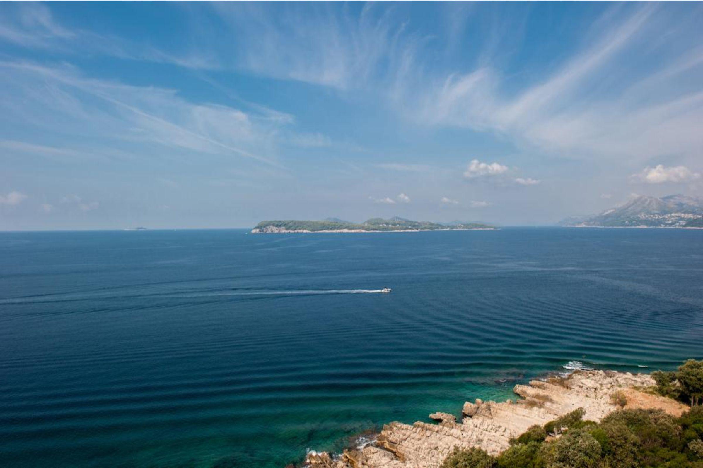 Royal Princess Hotel Dubrovnik Exterior photo View of the island of Brač from the coast of the island of Hvar