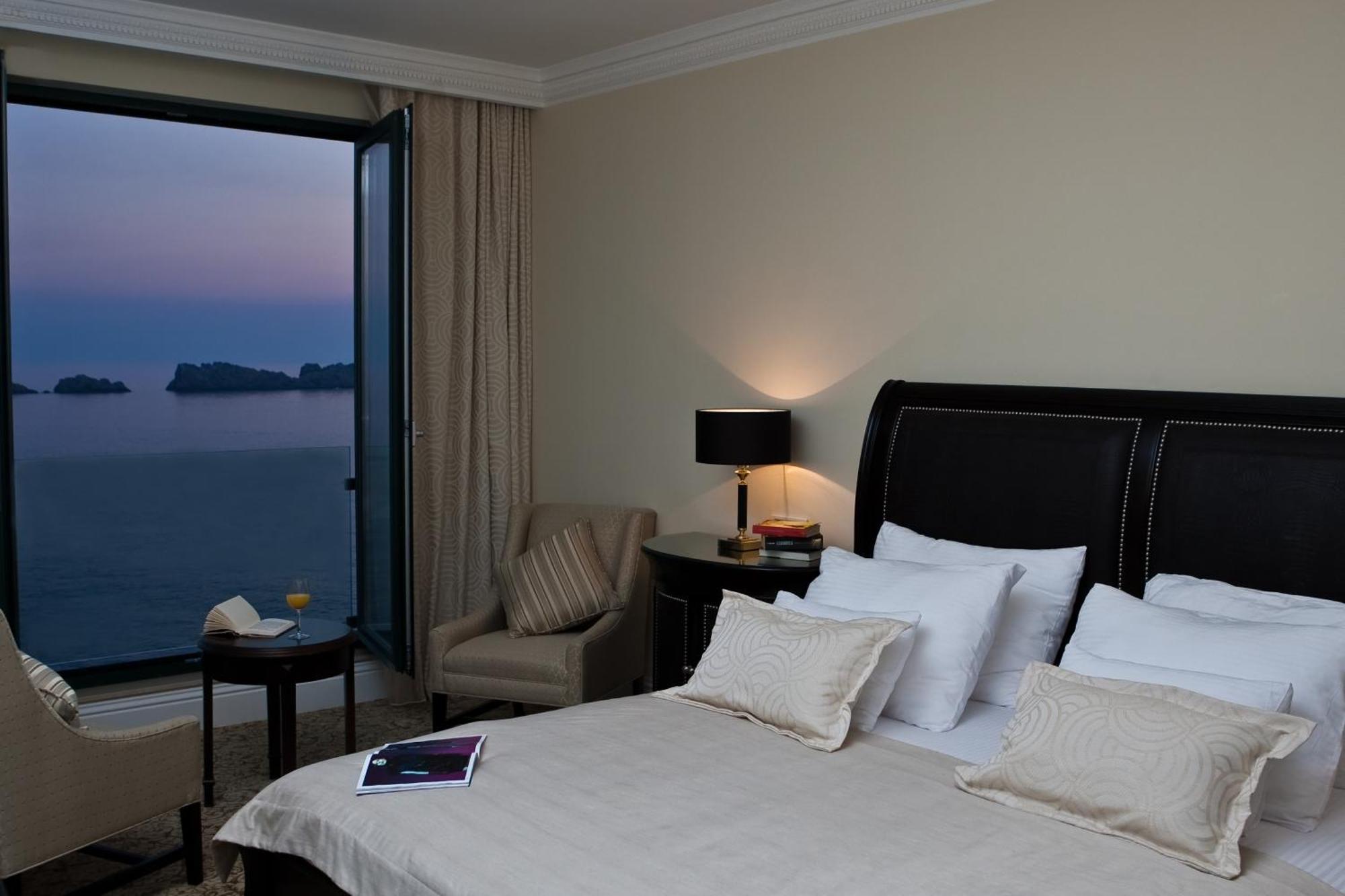 Royal Princess Hotel Dubrovnik Exterior photo A room at the hotel
